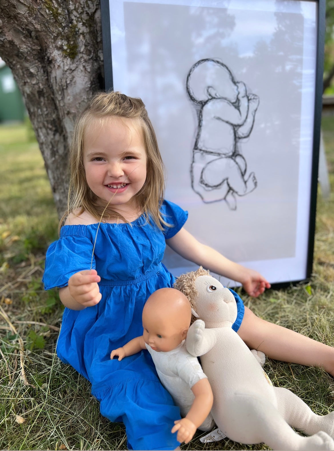 Flicka som sitter framför sin födelsetavla, personlig babyposter i barnrummet.
Girl sitting in front of her personalized birth poster in the nursery.