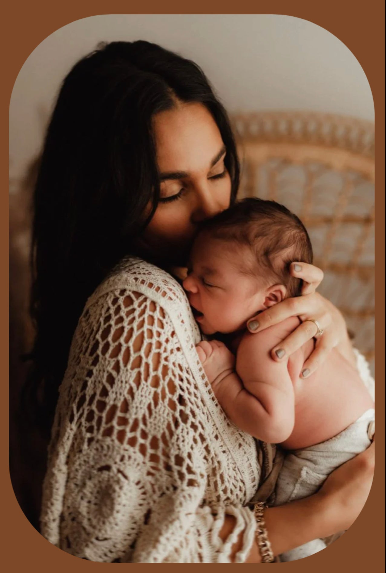 mamma som håller sin nyfödda bebis. Nyföddsfotografering av bebis och hens mamma