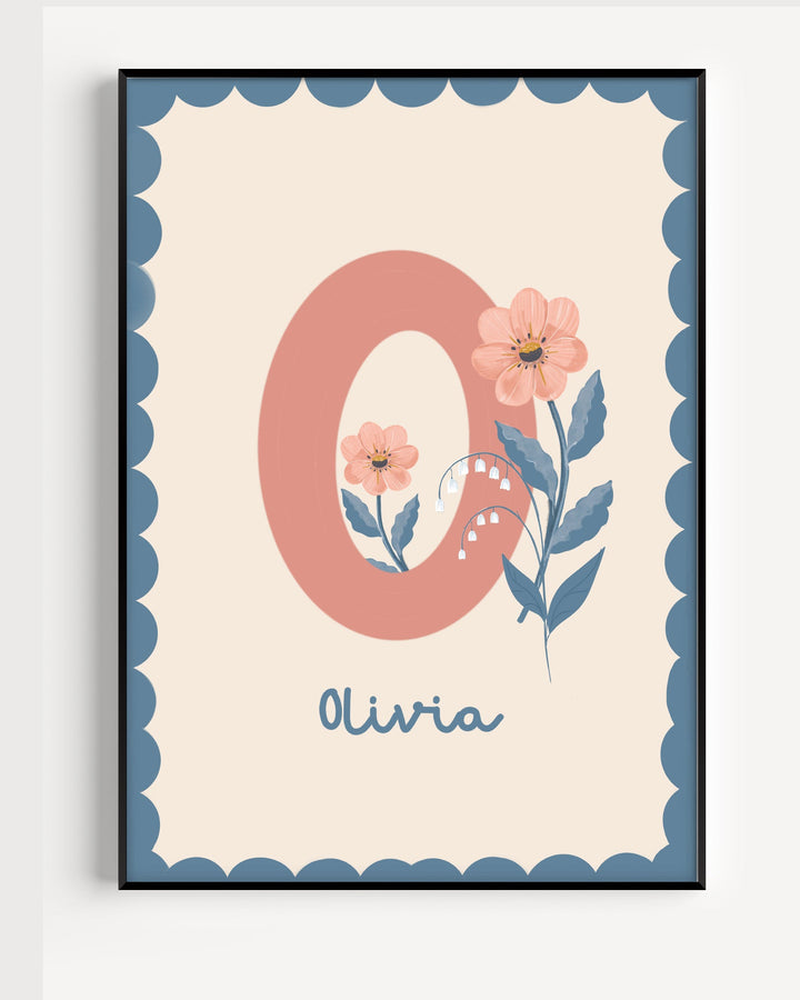 Personlig namnposter med namnet Olivia i blå och beige toner. Gullig handritad barnposter med lekfull design som passar perfekt i barnrummet.